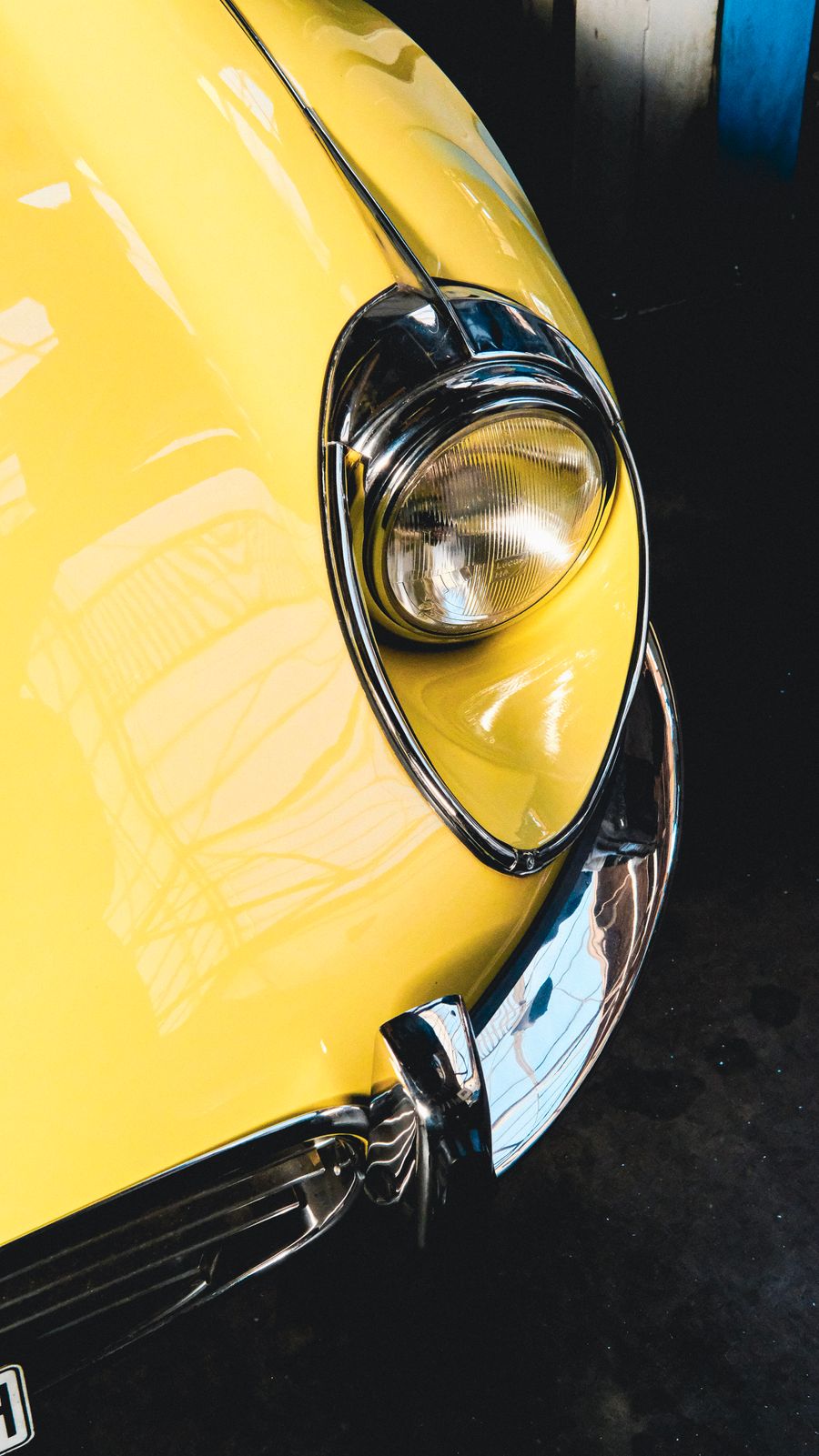 Klassisches Fahrzeug mit glänzenden Chrom-Details