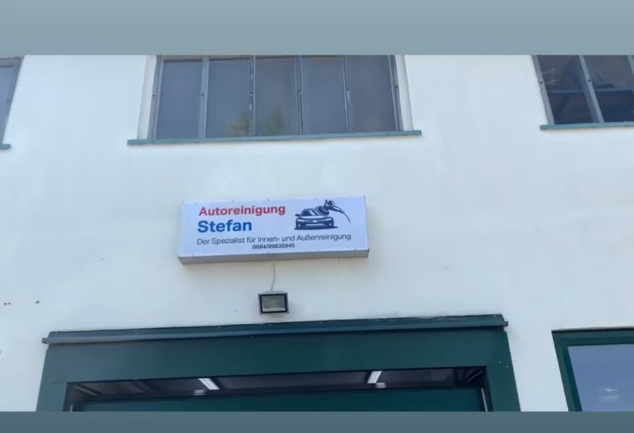 Betriebsgebäude von Autoreinigung Stefan mit Firmenschild