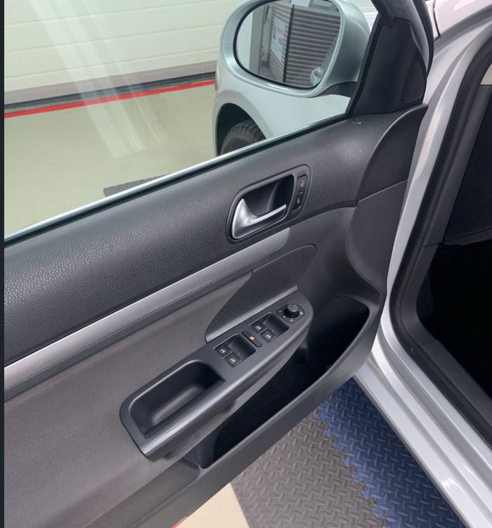 Detailaufnahme einer Fahrzeugtür im Werkstattbereich