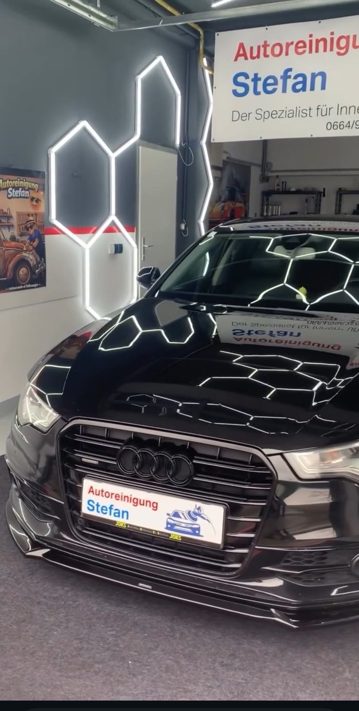 Fahrzeug in der Werkstatt von Autoreinigung Stefan unter den LED-Waben