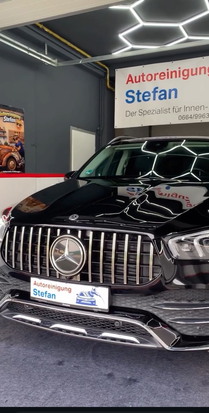 Fahrzeugfront mit Kühlergrill in der Werkstatt von Autoreinigung Stefan