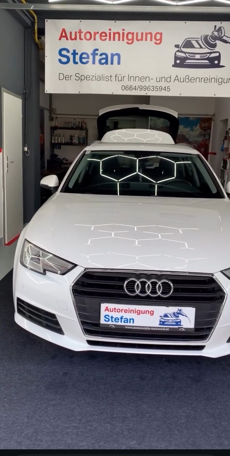 Fahrzeug mit geöffneter Heckklappe in der Werkstatt von Autoreinigung Stefan