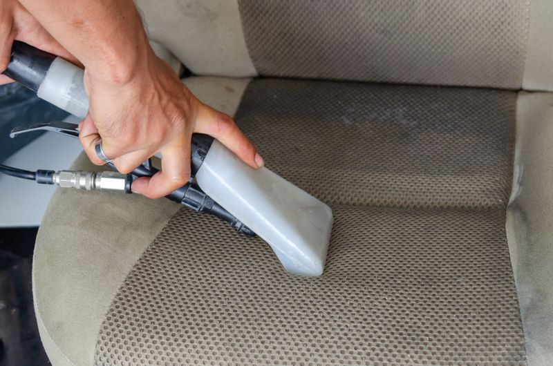 Intensivreinigung eines Autositzes mit Absaugung